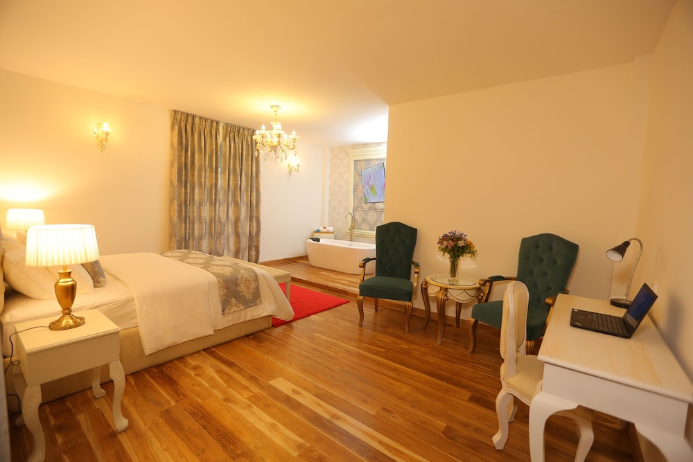 Honeymoon Studio Suite photo 1