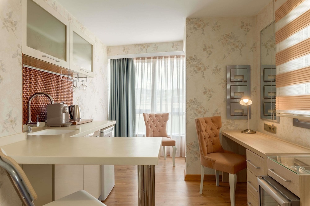 Suite, 1 Double Bed - Photo 13