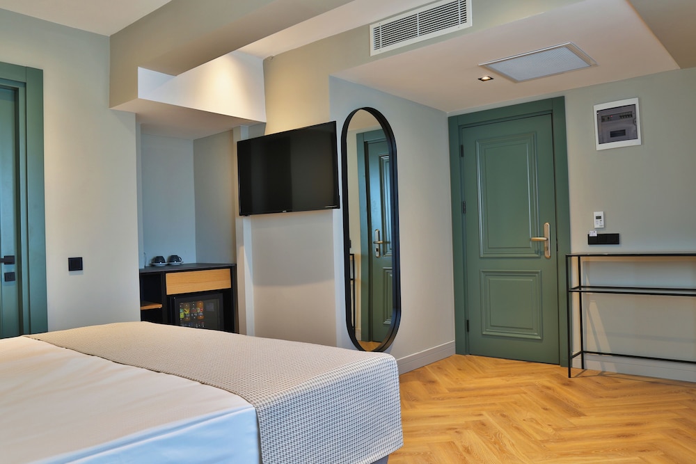 Comfort Room, 1 King Bed, City View