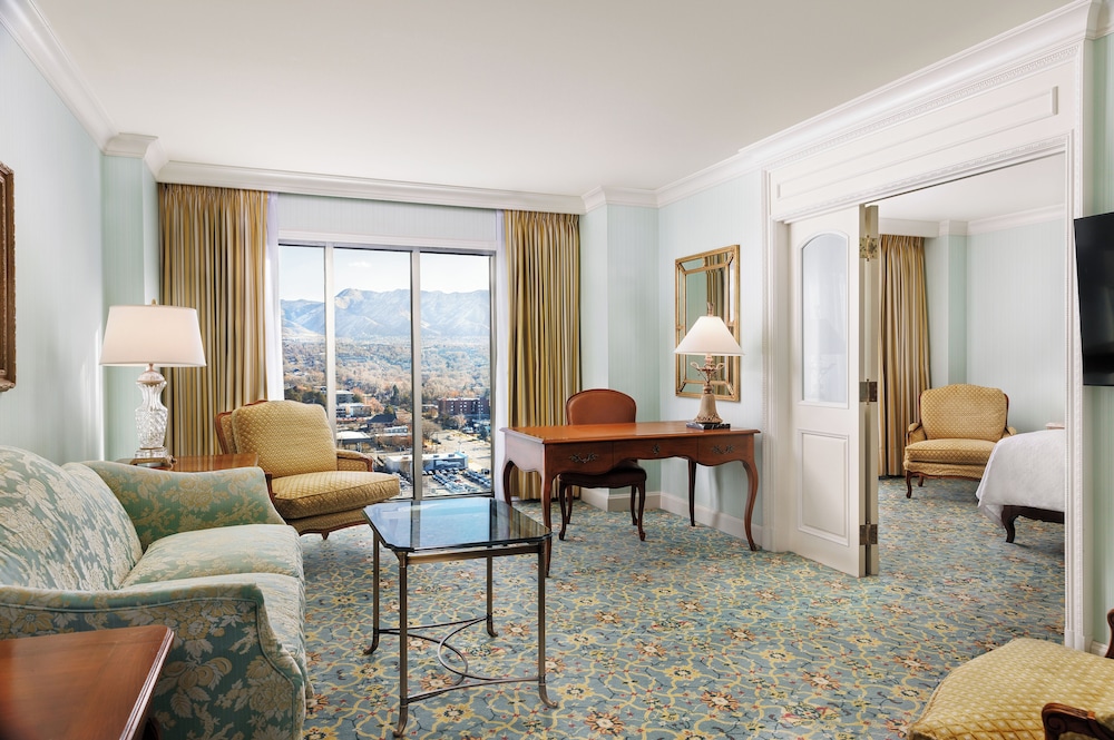 Executive Suite, 1 King Bed, Kitchen - Photo 4
