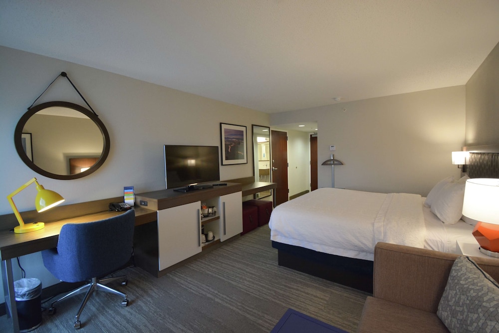 Standard Room, 1 King Bed, Non Smoking - Photo 3