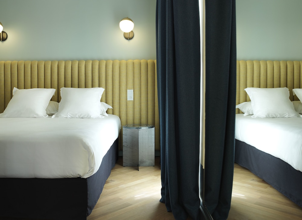 Executive Room thumbnail 5