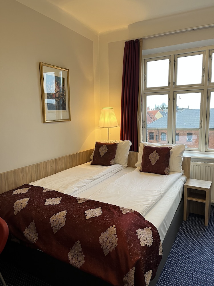 Small Double Room with Queen Bed (Bed 140 cm wide) photo 3
