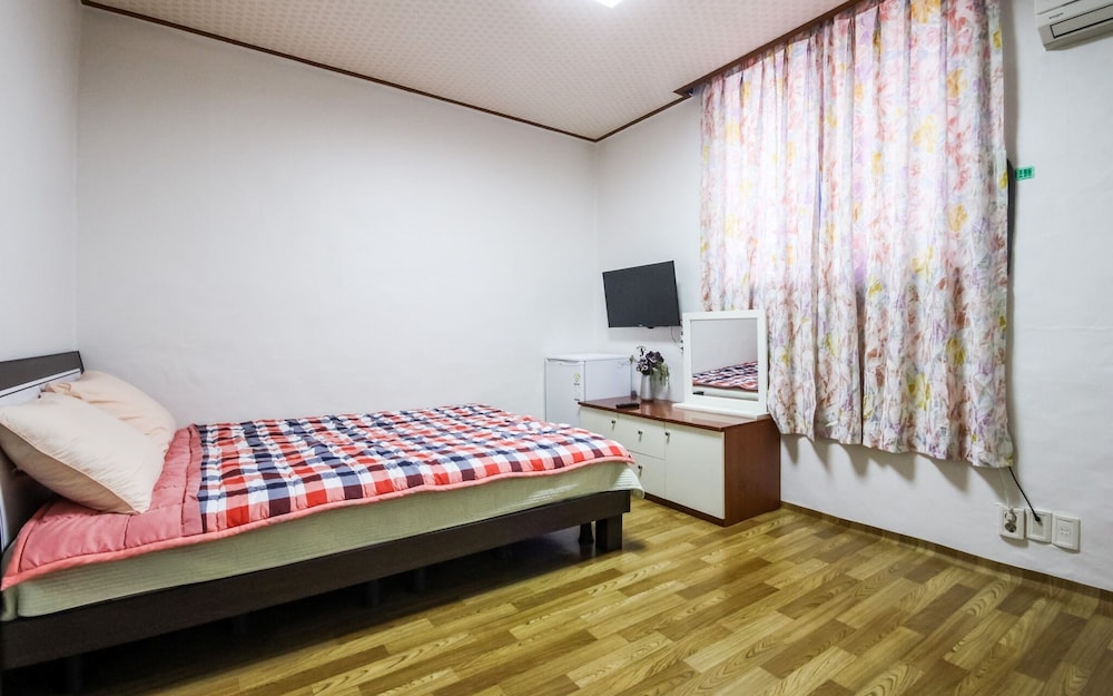 Room (motel bed room)
