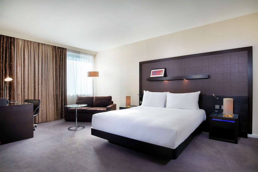 Deluxe Room, 1 King Bed with Sofa bed photo 1