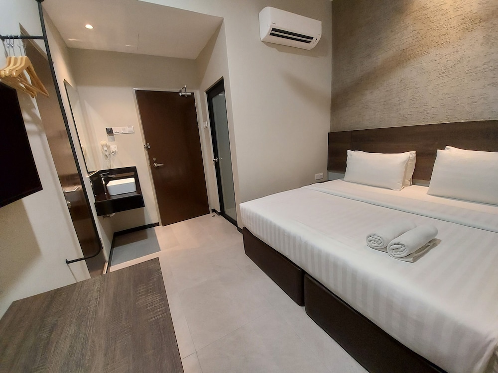 Connecting Rooms, 2 King Beds, No Window photo 3