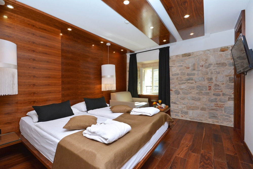 Deluxe Double or Twin Room - Photo 13