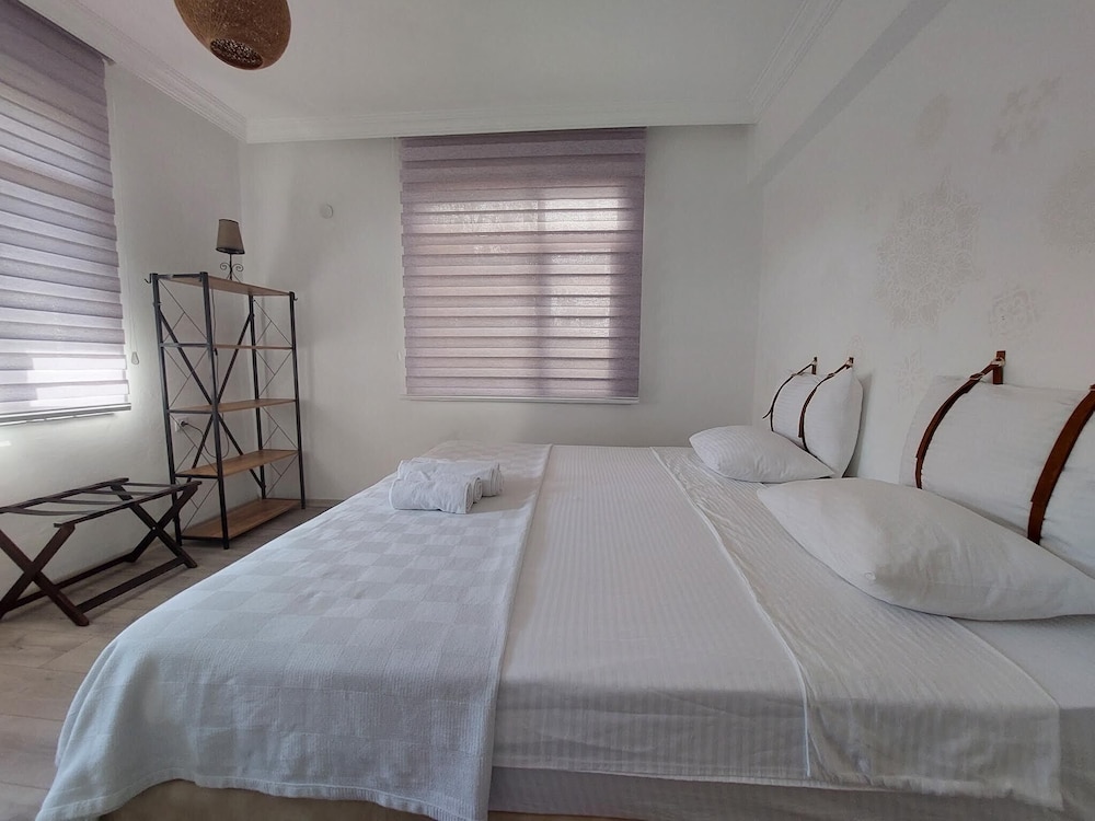 Premium Studio Suite, 1 Queen Bed, Beachside photo 3