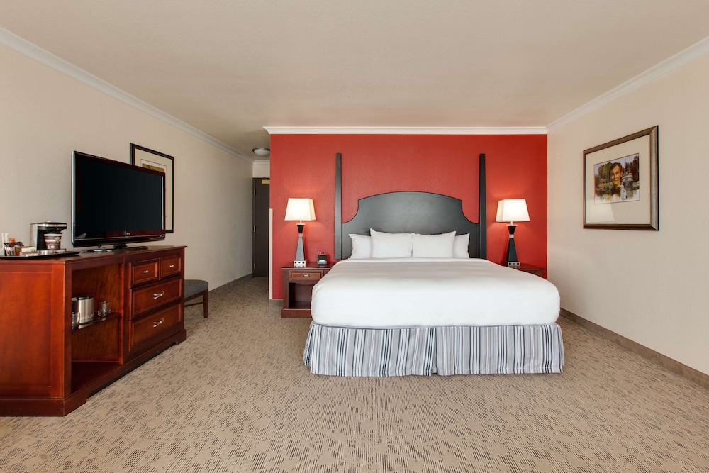 Business Room, 1 King Bed, Non Smoking - Photo 3