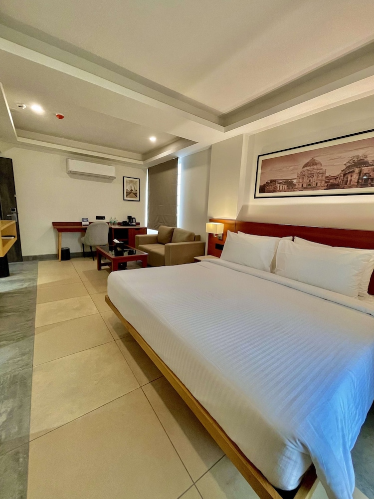 Premium Room, 1 King Bed, Non Smoking - Photo 6
