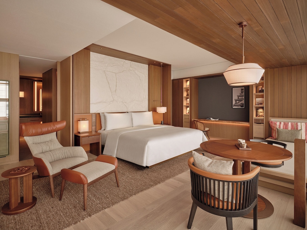 Deluxe Suite, 1 King Bed, City View - Photo 2