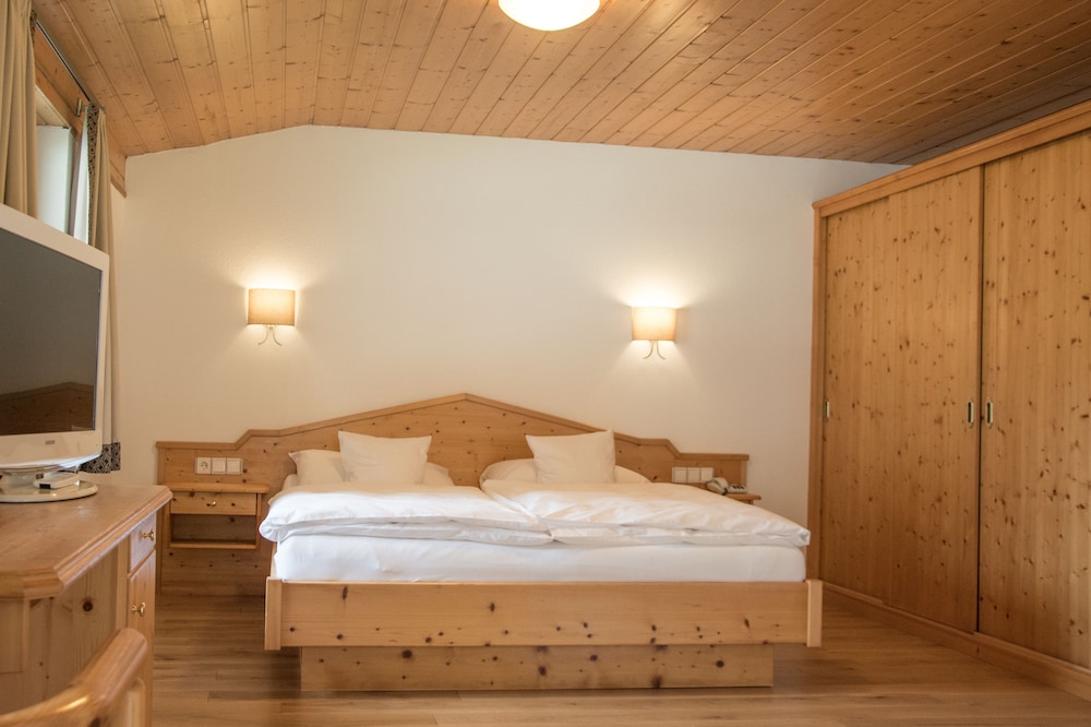 Room, Balcony, Mountain View (Goldifor) photo 2