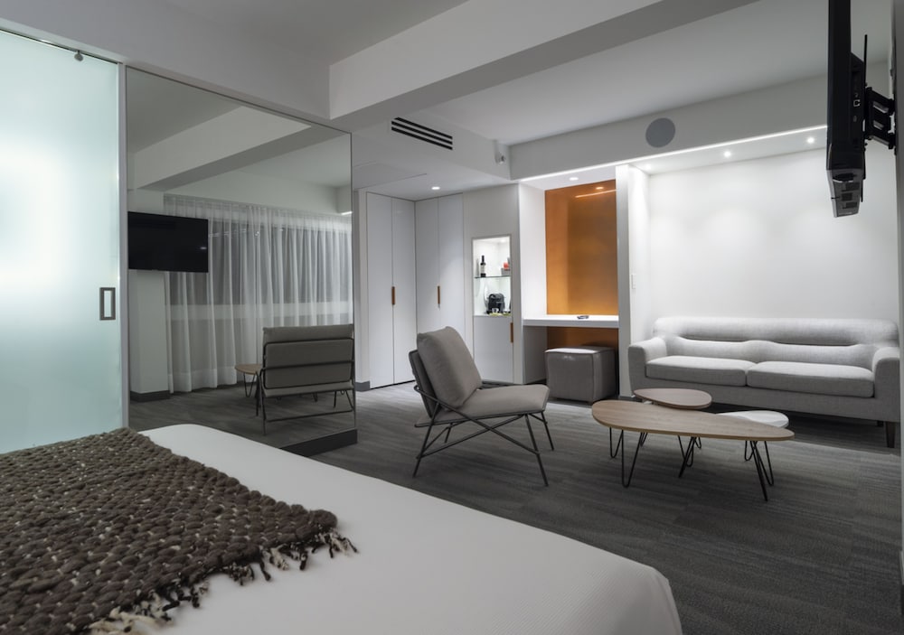 Suite - Photo 1