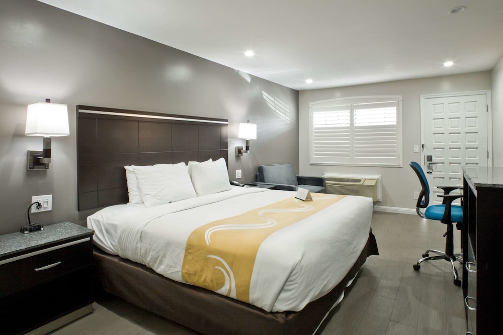 Room, 1 King Bed, Accessible, Non Smoking (Upgrade) - Photo 3