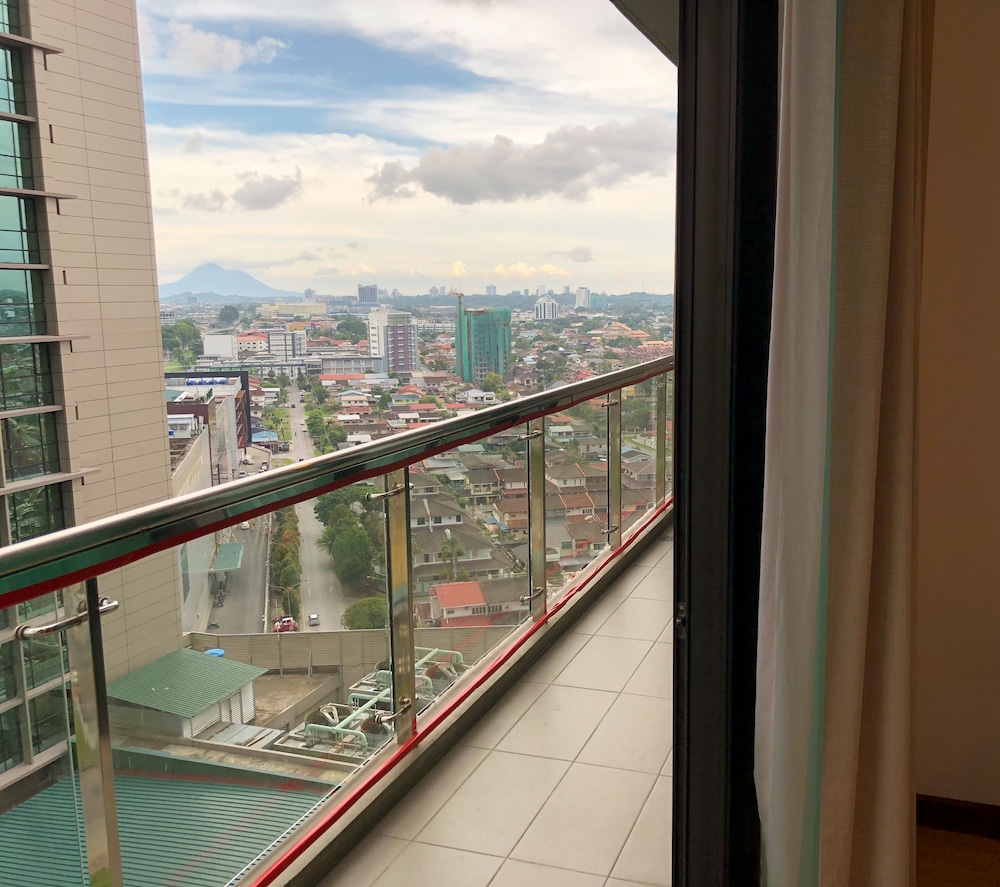 Basic Apartment, 3 Bedrooms, Smoking, Pool View photo 3
