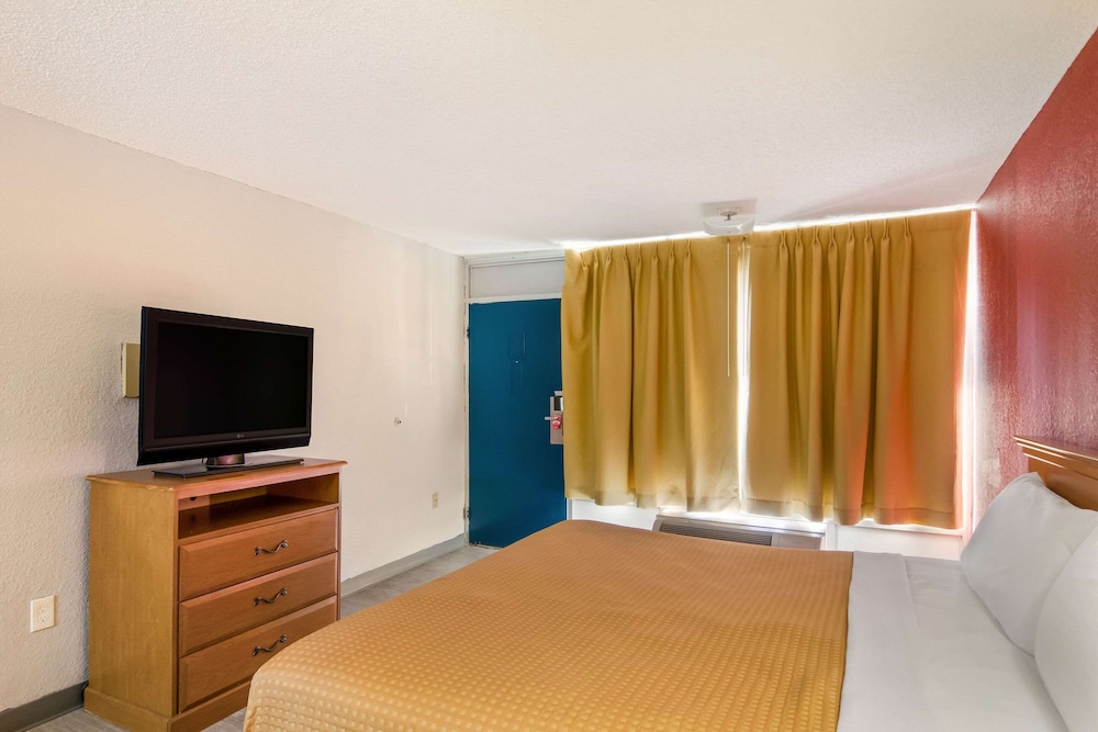 Standard Room, 1 King Bed, Smoking photo 3