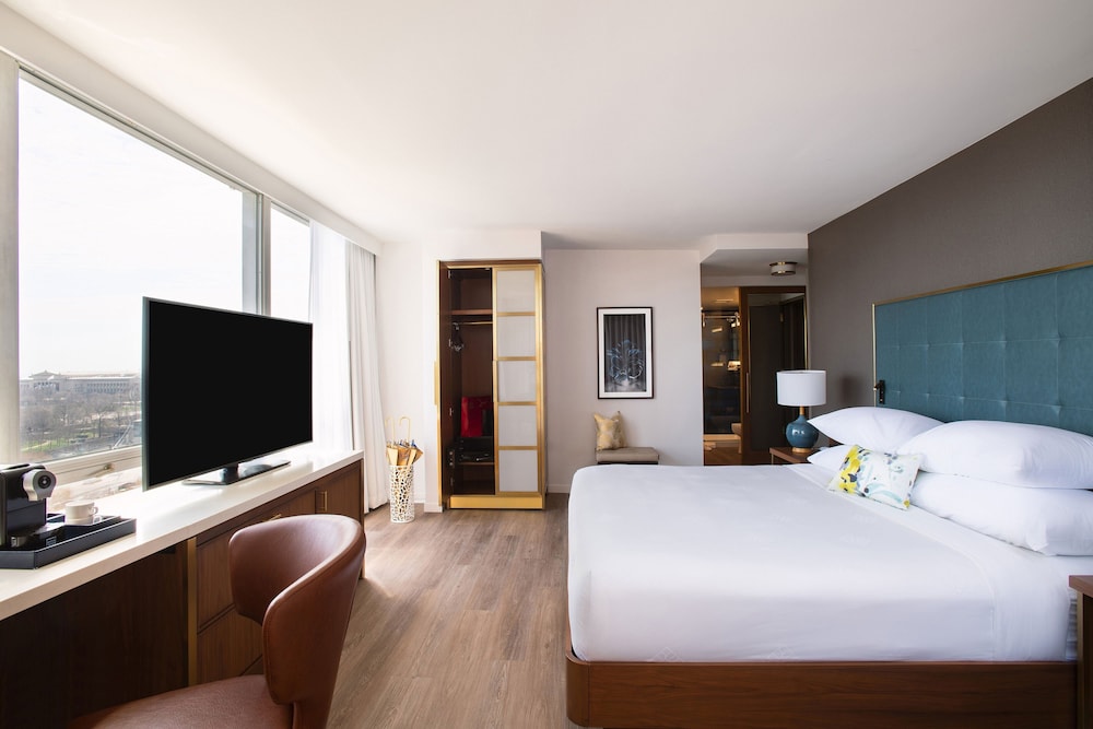 Superior Room, 1 King Bed, City View