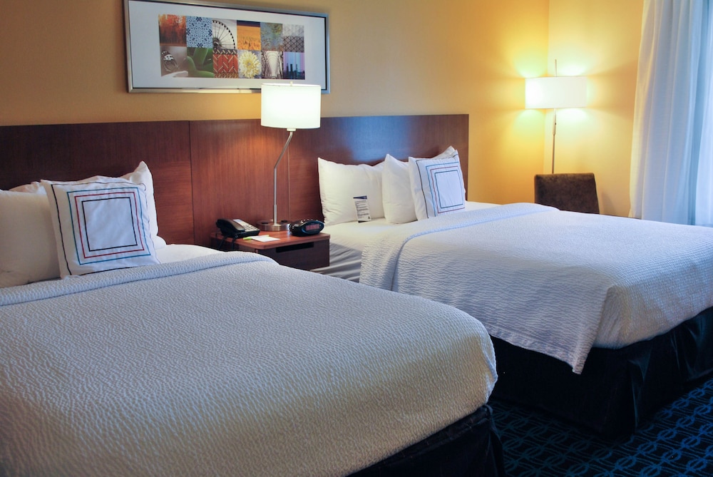 Room, 2 Queen Beds (Mobility/Hearing Access, Roll-in Shwr) - Photo 1