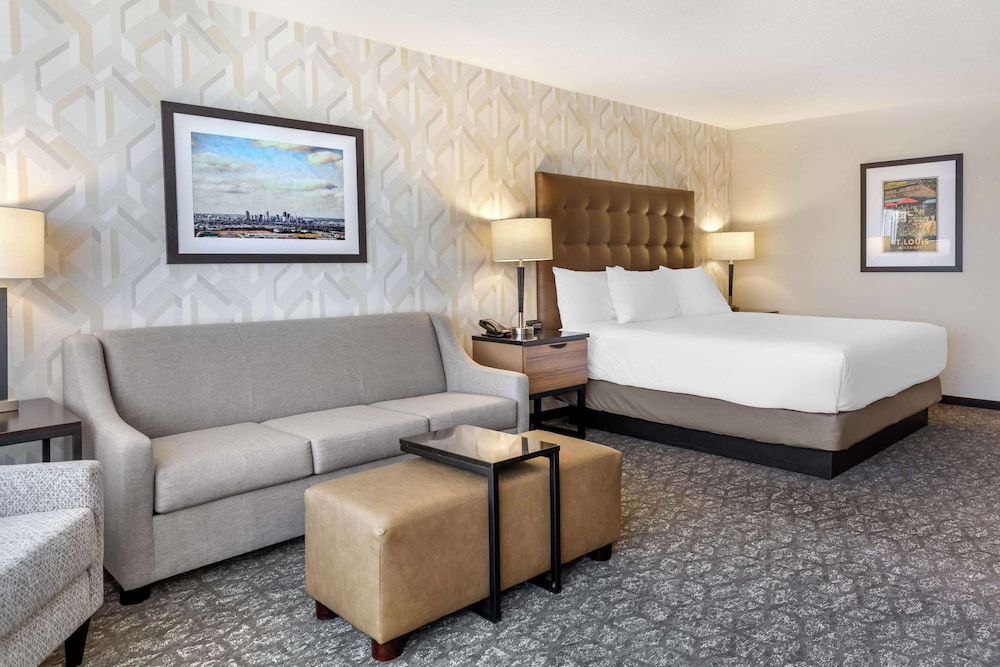 Deluxe Suite, 1 King Bed with Sofa bed, Refrigerator & Microwave (Upper Floor) photo 2