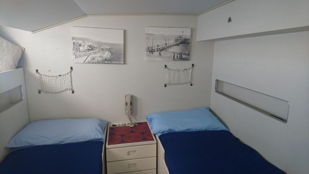 Basic Cabin, Sea View