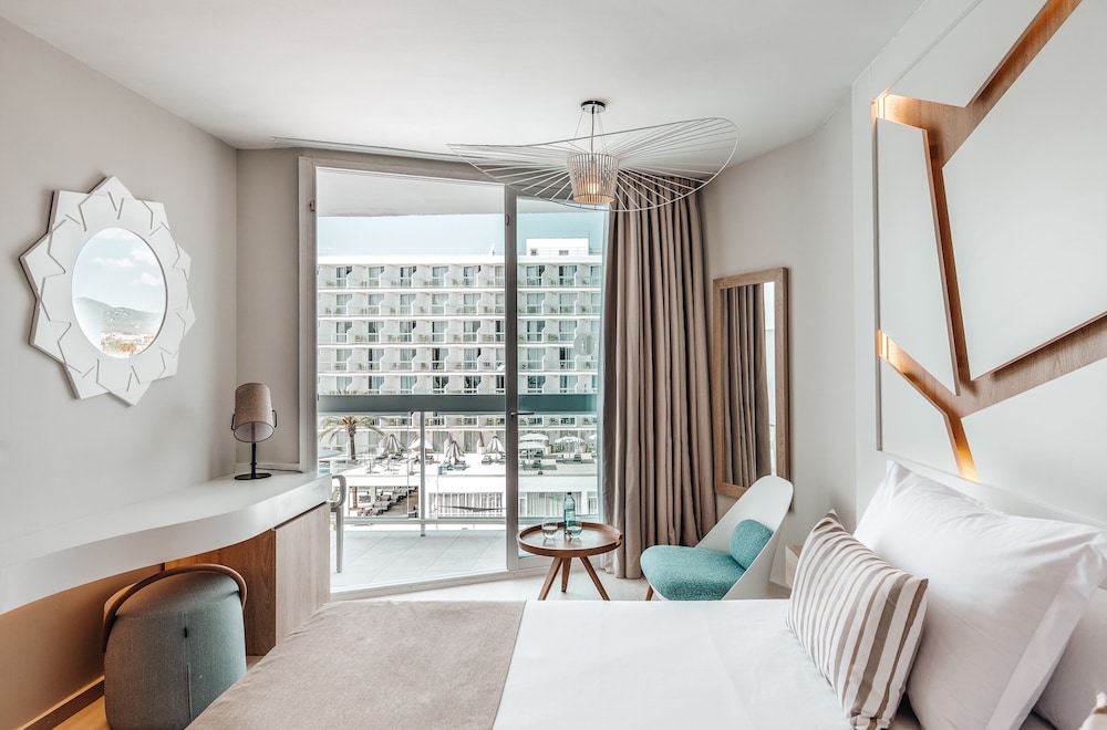 Double Room Single Use, Balcony, Pool View (Life) thumbnail 6