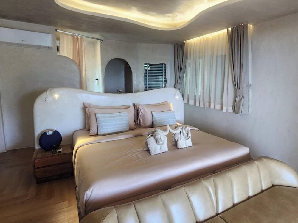 Luxe Suite with Plunge Pool and Seaview - Photo 3
