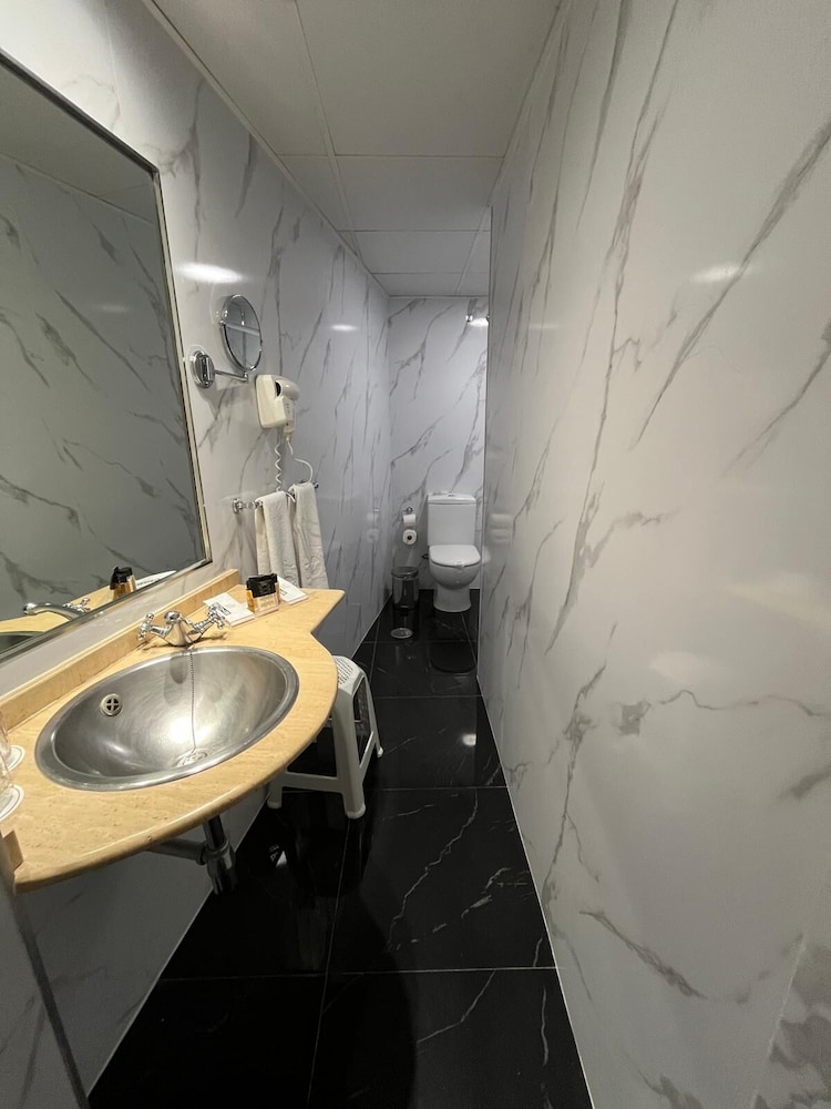 Standard Twin Room - Photo 26