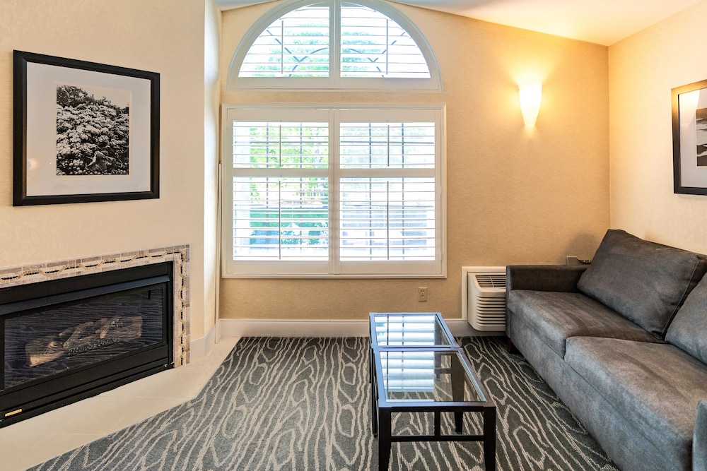 Suite, 1 King Bed, Non Smoking, Fireplace (2nd Floor) - Photo 5
