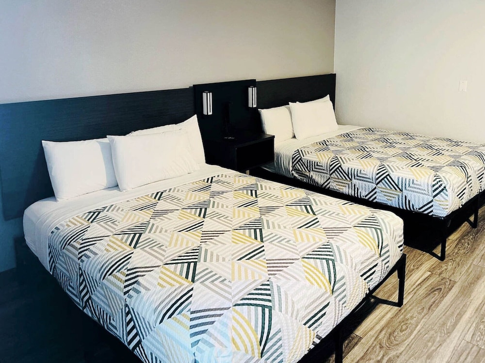 Premium Room, 2 Queen Beds, Accessible, Non Smoking photo 1