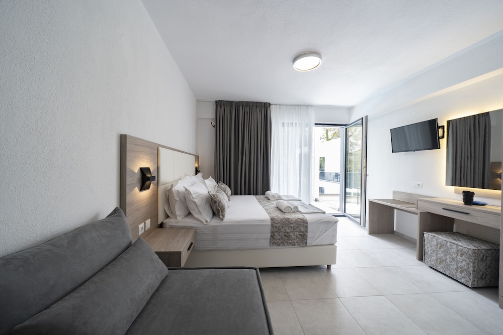 Deluxe Triple Room - Photo 1