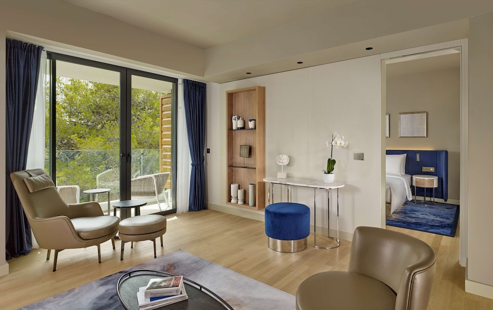 Suite, Garden Area