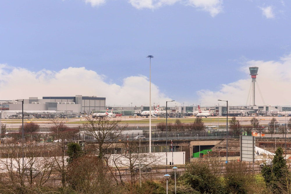 Superior Room (Airport View) - Photo 6