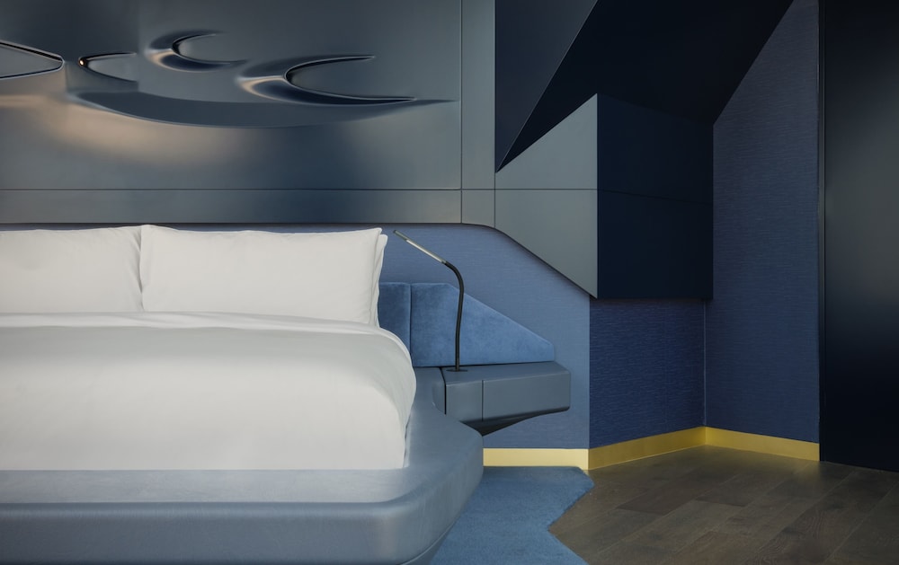 Suite (Ultimate ME, Lounge & Jacuzzi, 2+1)