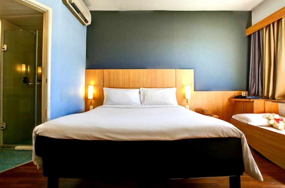 Standard Room, Multiple Beds - Photo 5