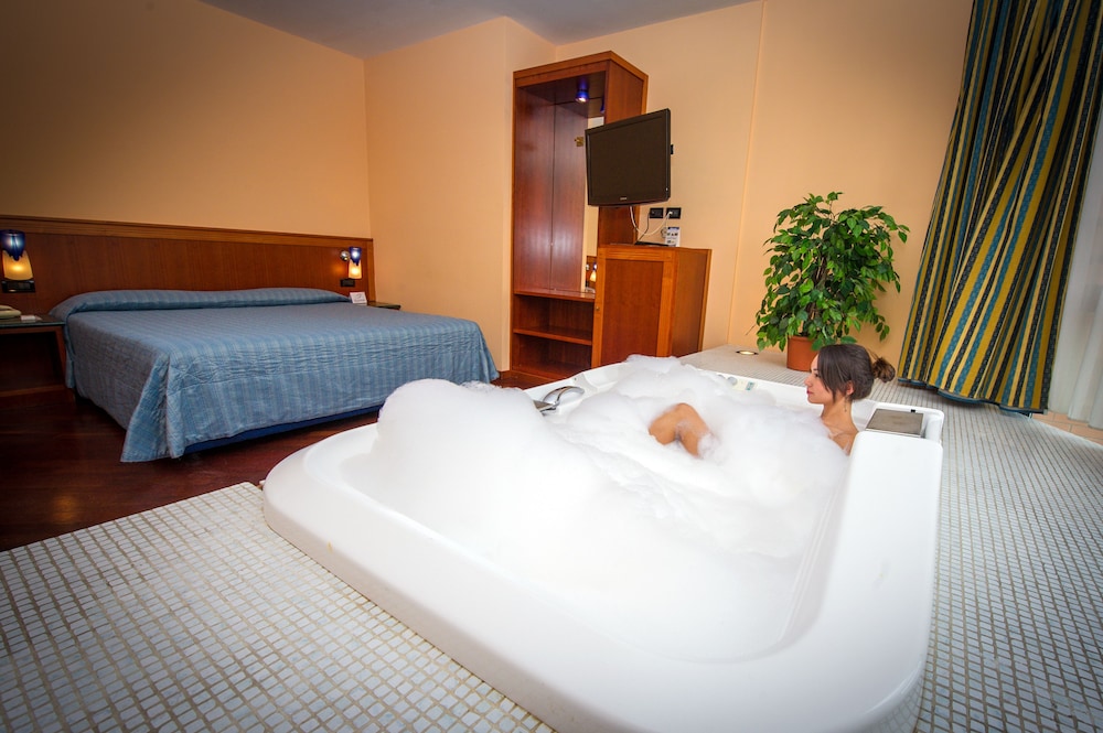 Deluxe Suite, Hot Tub - Photo 1