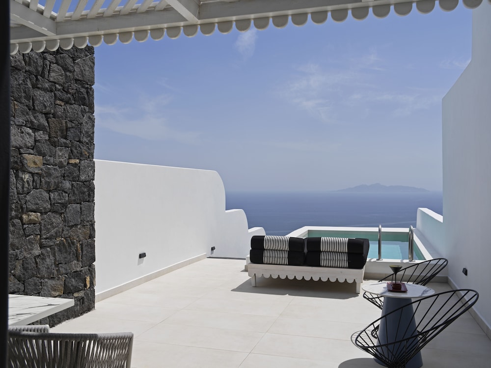 Honeymoon Suite with Sea View and Heated Pool - Photo 18