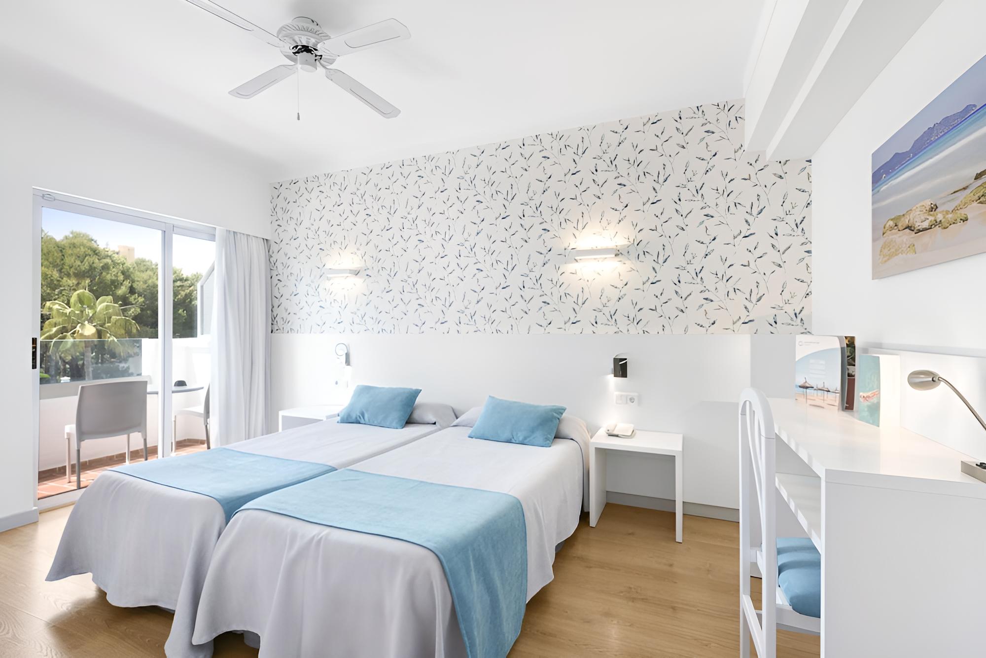 Standard Double Room, Balcony (2 Adults + 1 Child) photo 3