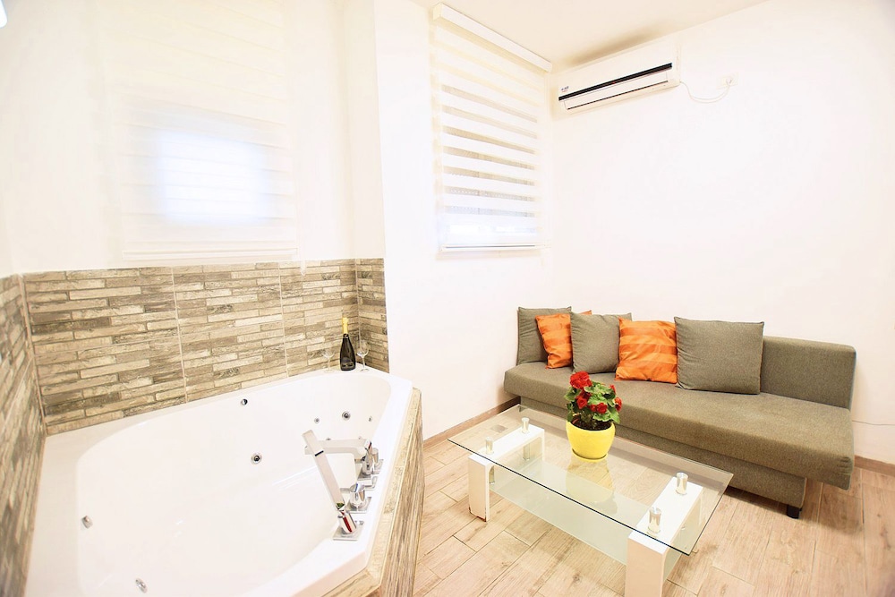 Luxury Suite, 1 Bedroom, 1 Living Room, Jetted Tub (Nurit) photo 3