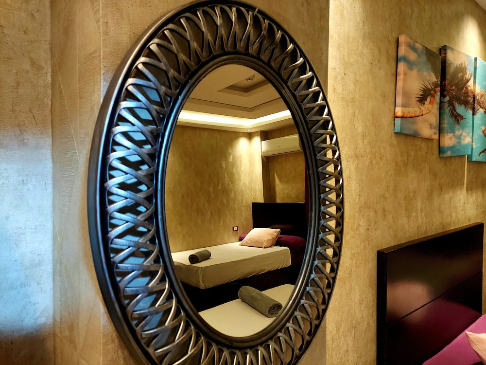 Deluxe 4 Bed Private Room Shared Bathroom ( Balcony ) photo 2