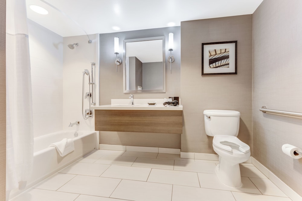 Room, 1 King Bed, Accessible (Mobility Tub) - Photo 4