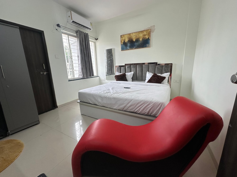 Deluxe Room, City View - Photo 1