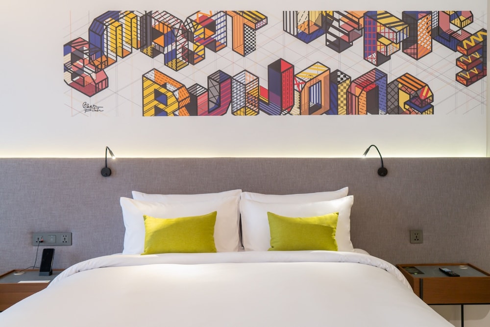 Deluxe King Room with City View photo 1