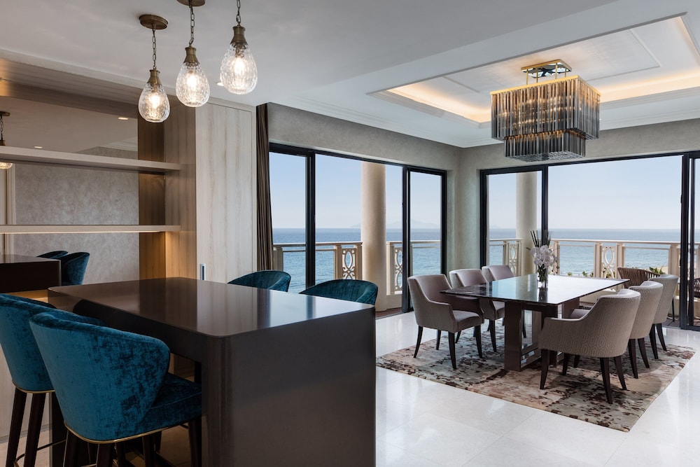 Suite, 1 Bedroom, Non Smoking, Partial Sea View (Corner)