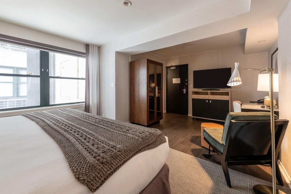 Room, 1 King Bed, Accessible (Mobility, Roll-In Shower)