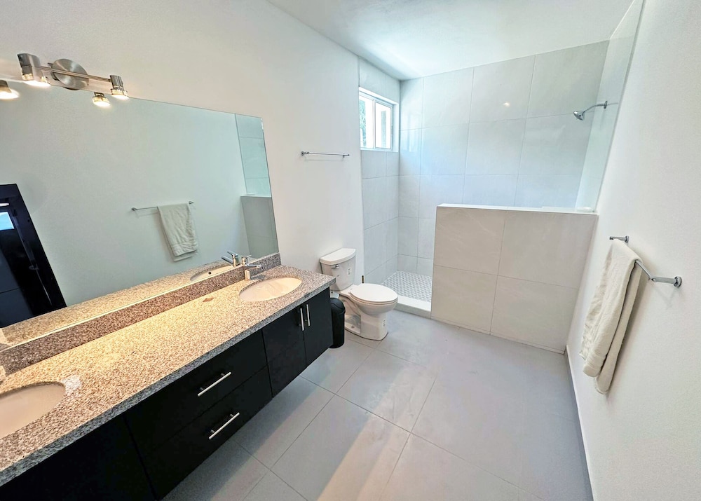 Luxury House photo 3