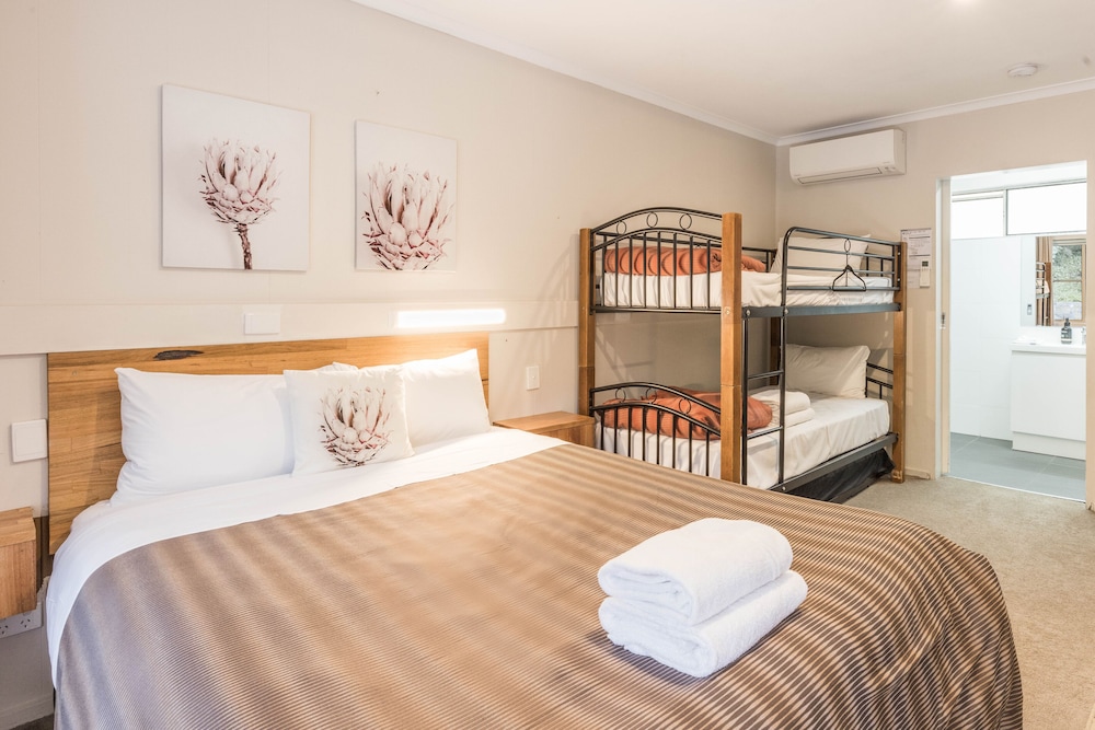 Family Suite, 1 Bedroom, Non Smoking, Kitchenette photo 2