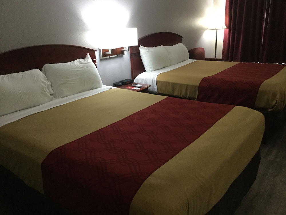 Standard Room, 2 Queen Beds, Non Smoking - Photo 5