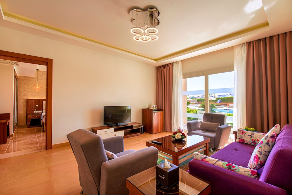 King Suite with Pool View