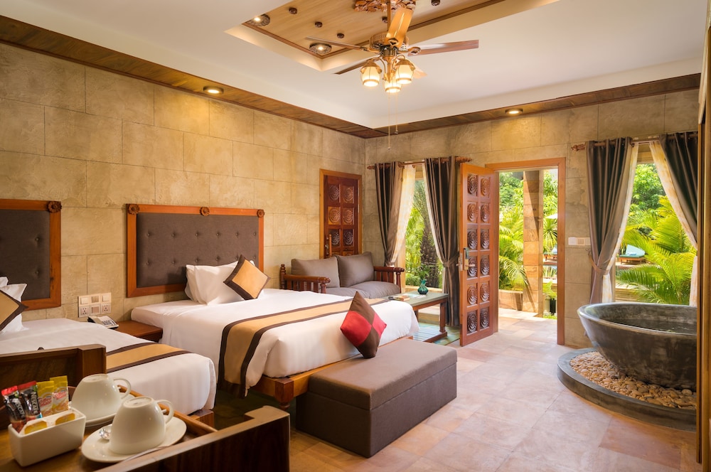 Family Suite, 2 Bedrooms, Pool View