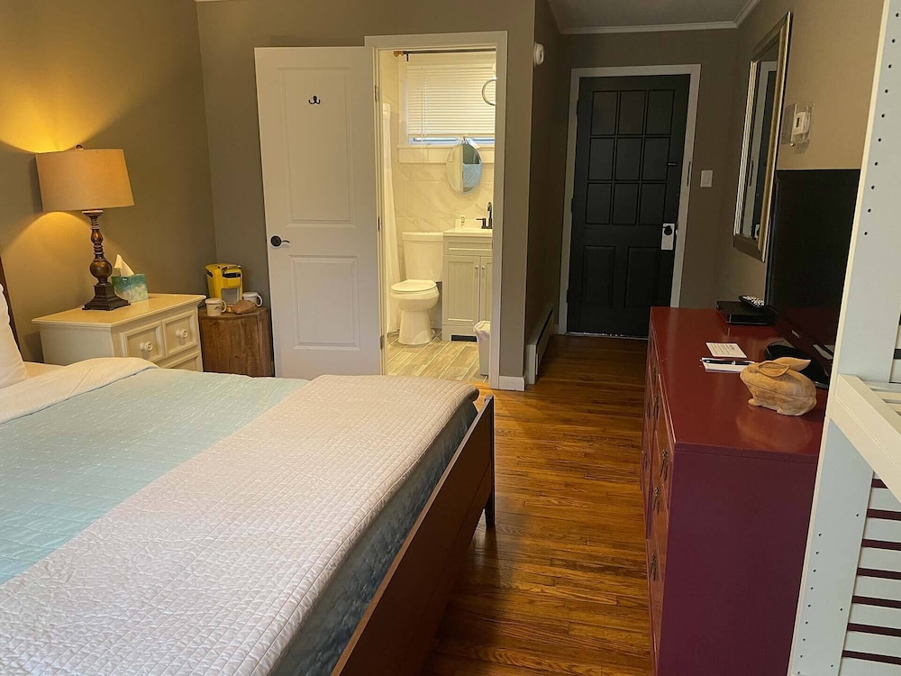 Basic Room, 1 King Bed photo 1